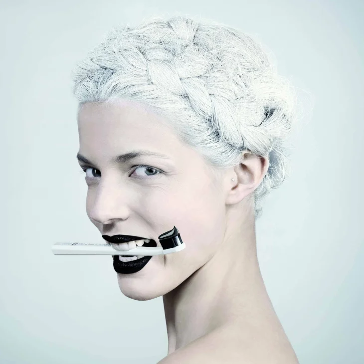 Curaprox White is Black Dentifricio sbiancante gusto morbido 90 ml + spazzolino
