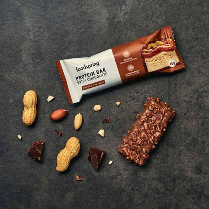 Foodspring Protein Bar Extra Cioccolato Barretta Proteica Gusto Arachidi Croccante 45 g