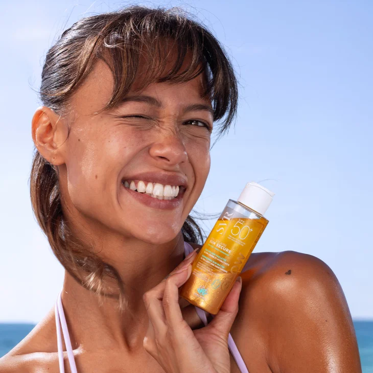 SVR Sun Secure Eau Solaire Glow SPF 50+ Acqua Solare Ultraleggera e Idratante per Viso e Corpo 100 ml