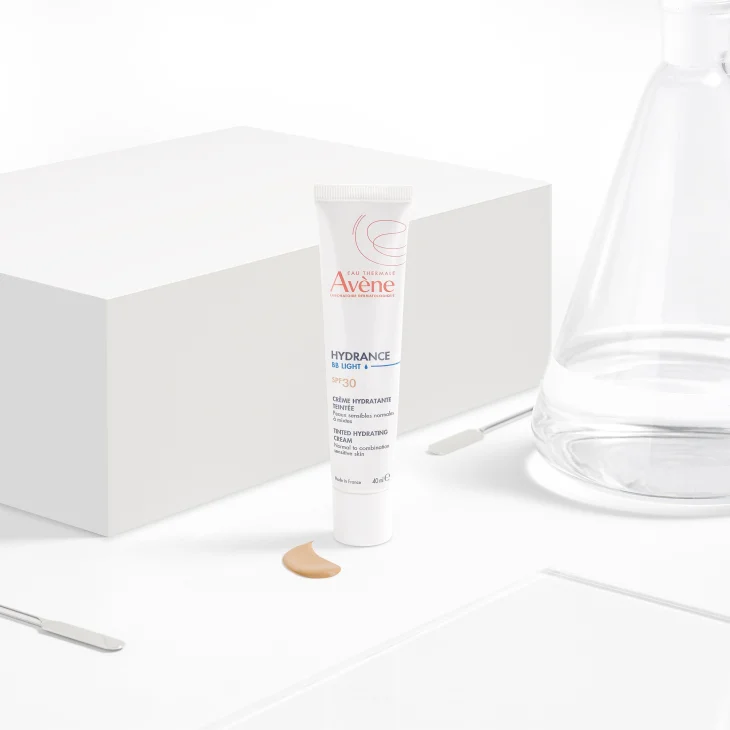 Av&egrave;ne Eau Thermale  Hydrance BB Light, Crema Idratante Colorata perfezionatrice SPF30 40ml