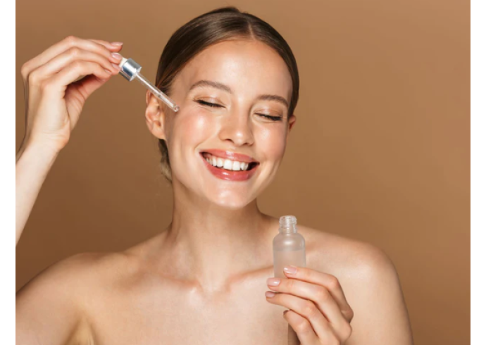 Niacinamide: a cosa serve e perché è utile per la pelle impura Niacinamide: a cosa serve e perché è utile per la pelle impura