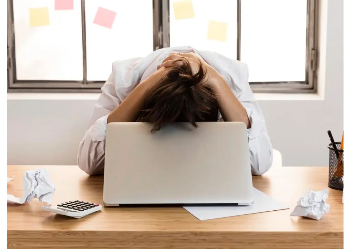Burnout: cos'è, sintomi e rimedi per combatterlo Burnout: cos'è, sintomi e rimedi per combatterlo