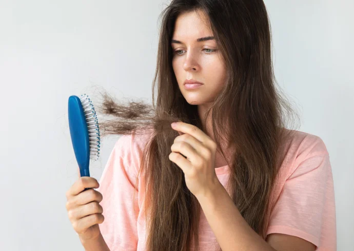 Caduta dei capelli: da cosa dipende e come contrastarla