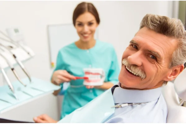 Come pulire la dentiera: la guida per una manutenzione perfetta