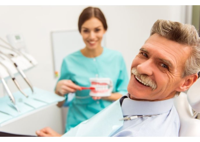 Come pulire la dentiera: la guida per una manutenzione perfetta Come pulire la dentiera: la guida per una manutenzione perfetta