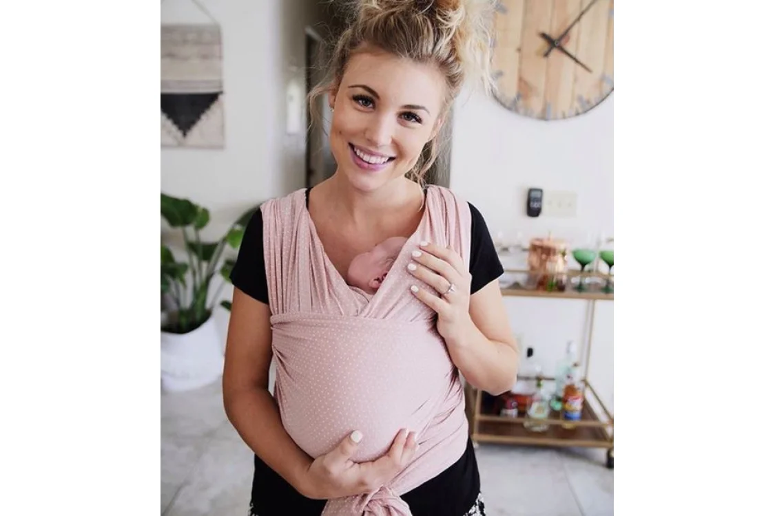 Babywearing: l'arte di portare i bambini in fascia