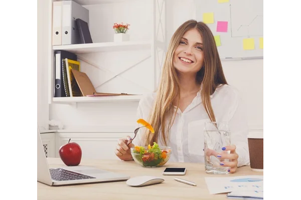 Pausa pranzo in ufficio: cosa mangiare?