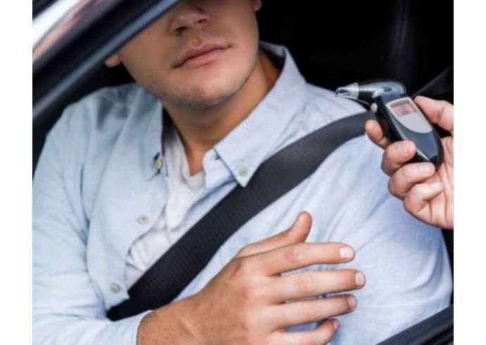 Alcol e guida: limiti, sanzioni e uso dell'etilometro Alcol e guida: limiti, sanzioni e uso dell'etilometro
