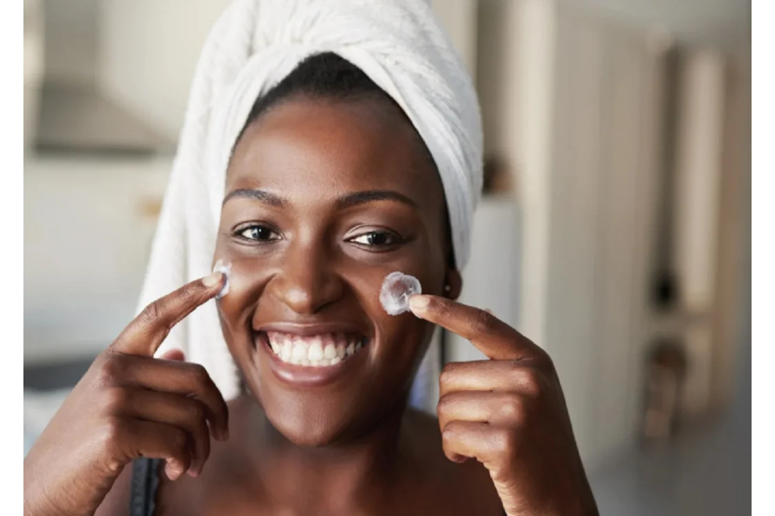 Retinolo: cos’è, a cosa serve e come utilizzarlo correttamente per una pelle più giovane