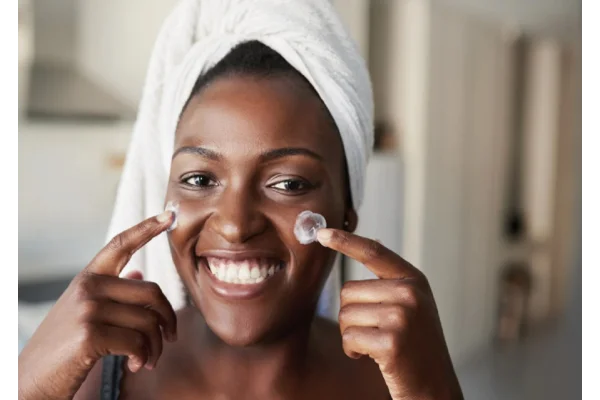 Retinolo: cos’è, a cosa serve e come utilizzarlo correttamente per una pelle più giovane