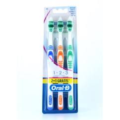 Oral B Classic Care Tri Pack Spazzolino in tre diversi colori 3 pezzi