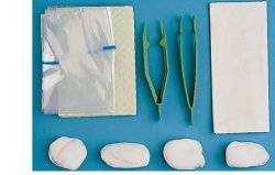 Farmacare Set per medicazione Medium con Pinza Ad Anelli, Pinza Anatomica, 4 Tamponi, Sacchetto Di Carta Per Residui, Telo